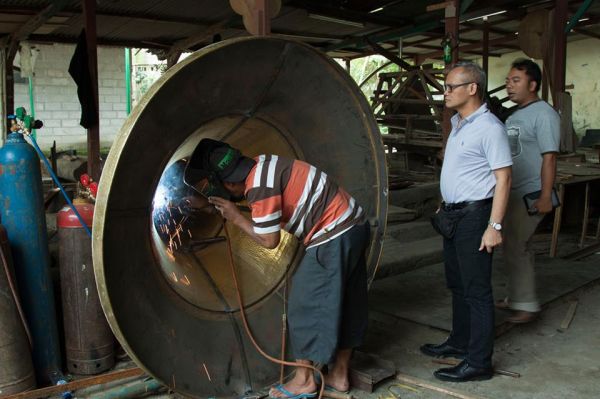Kerajinan Tembaga - Pengrajin sedang mengerjakan pesanan kerajinan kuningan