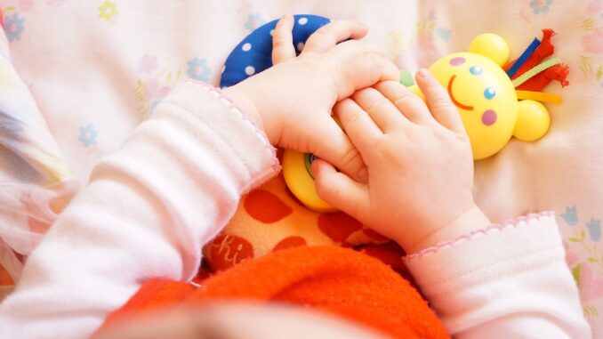 Cerdas dengan Mainan Bayi