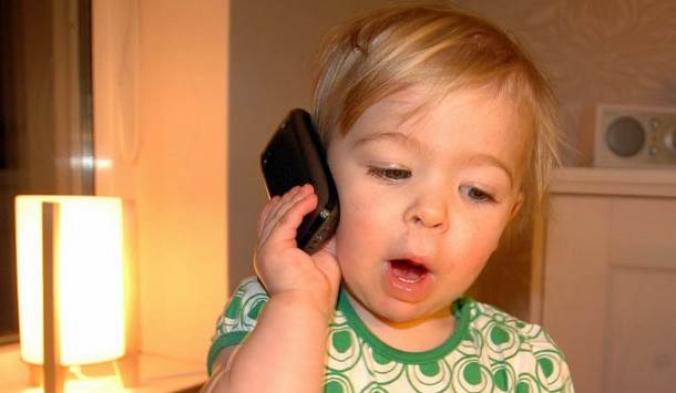 anak-bicara-lewat-telephone