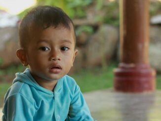 orang-tua-membantu-anak