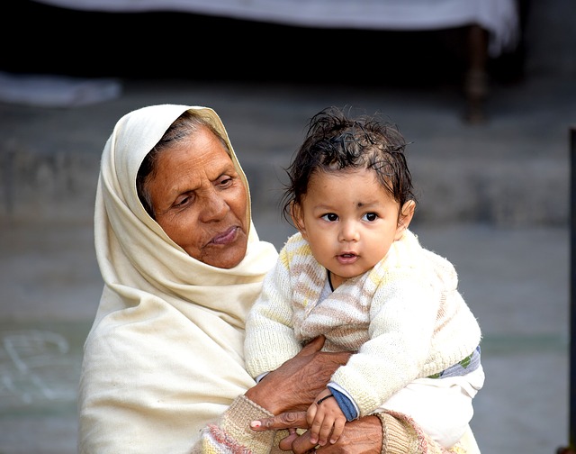 Menitipkan anak ke rumah kakek-neneknya