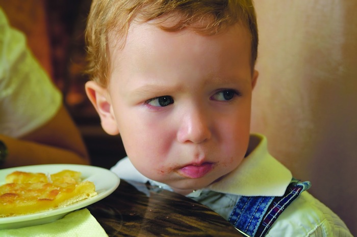 balita-suka-ngemut-makanan