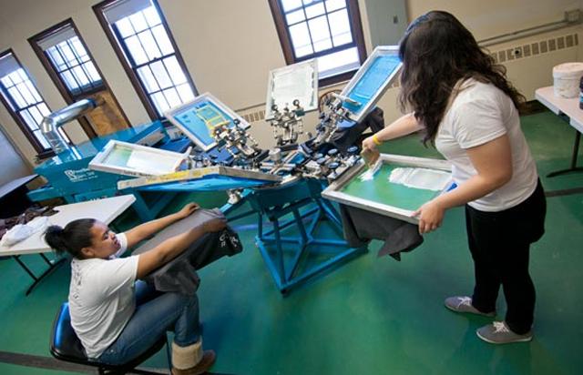 sablon-kaos-dengan-menggunakan-meja-sablon