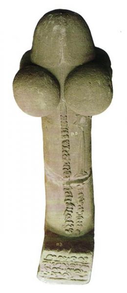 Lingga raksasa Candi Sukuh yang kini disimpan di Museum Nasional Jakarta