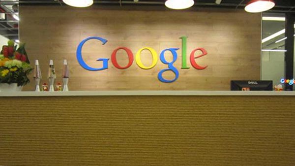 logo google yang dilekatkan-pada-latar-belakan-ruang-resepsionis