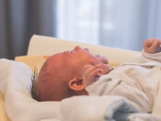 bayi bingung puting menyusui dengan satu payudara