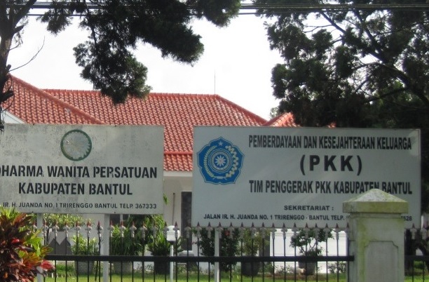 logo pkk pada papan nama kantor