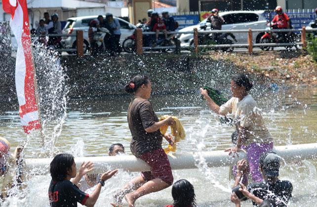 ide lomba gebuk bantal