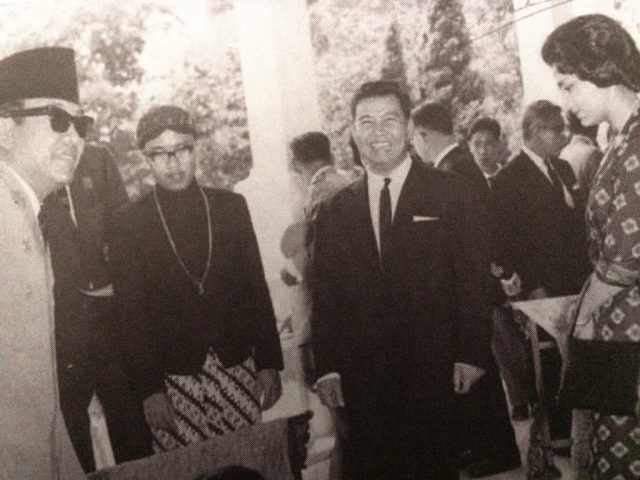 Go Tik Swan berbeskap dan berblangkon menemani Bung Karno kiri ketika menerima tamu negara.