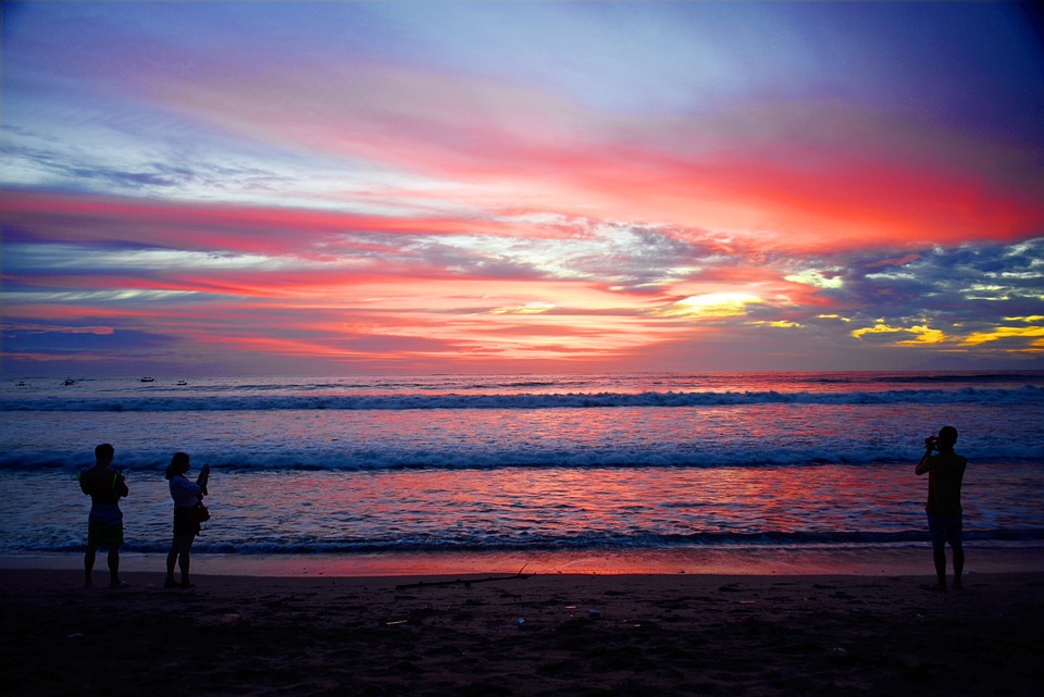 foto Pemandangan Pantai Kuta Bali saat matahari terbenam