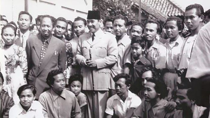 Presiden Soekarno berkunjung ke Sanggar Pelukis Rakyat. FOTO ivaa-onlineorg